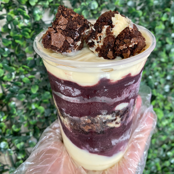 Açaí cremoso + creme de leitinho é nosso delicioso brawnie 🍫
