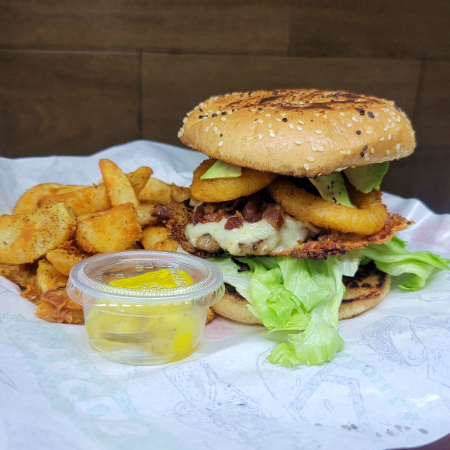 Hamburguesa Mexicali con Papas Gajo