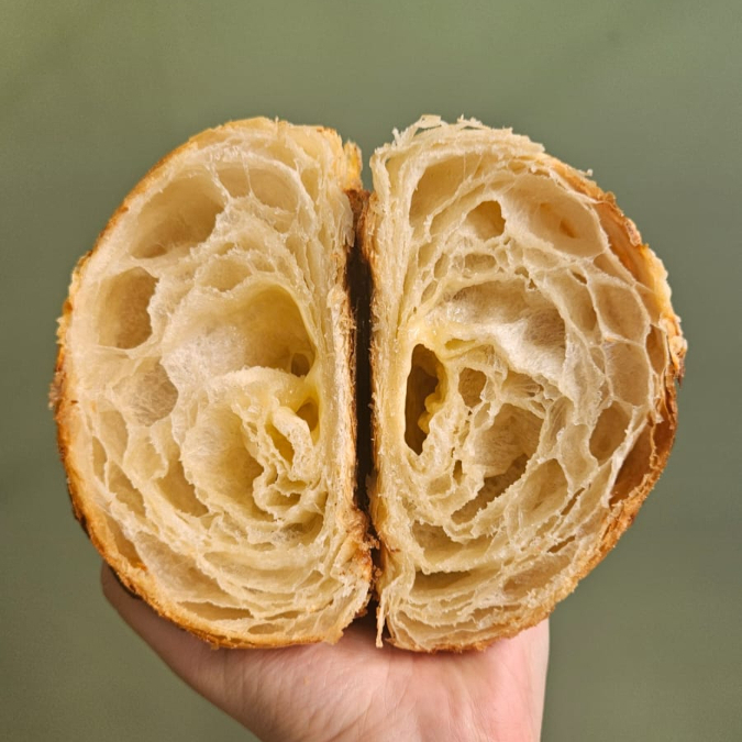 Farinha francesa, ovos, manteiga, água, açúcar, sal