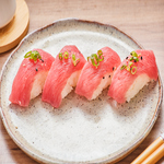 Bolinho de arroz com lâmina de atum