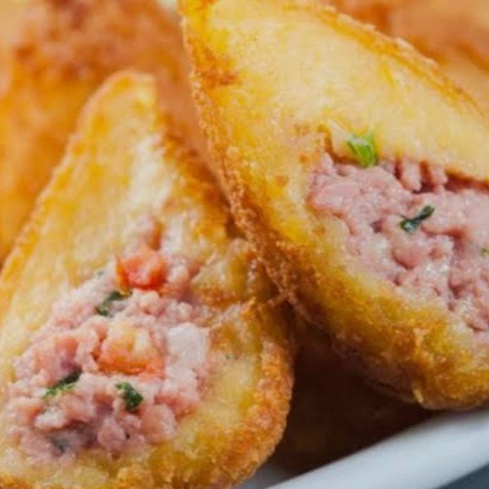 coxinha recheada com calabresa defumada e cream cheese ,uma combinacao perfeita de sabores intensos e cremosidade .acompanhando maionese caseira