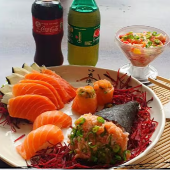 Delicie-se com nosso 'Almoço - 5', uma seleção especial da culinária japonesa para a sua refeição. Aprecie 5 fatias de Sashimi de Salmão de alta qualidade, 2 Niguiris de Salmão meticulosamente moldados, 2 Jhous de Salmão, e 1 Ceviche refrescante e repleto de sabores. Você ainda pode escolher 1 Temaki e 1 refrigerante à sua preferência. Salientamos que não realizamos alterações neste conjunto. Para tornar sua experiência ainda mais completa, acompanha 1 par de hashis, 2 sachês de shoyu e 2 de tarê. Um deleite para os amantes da gastronomia nipônica!