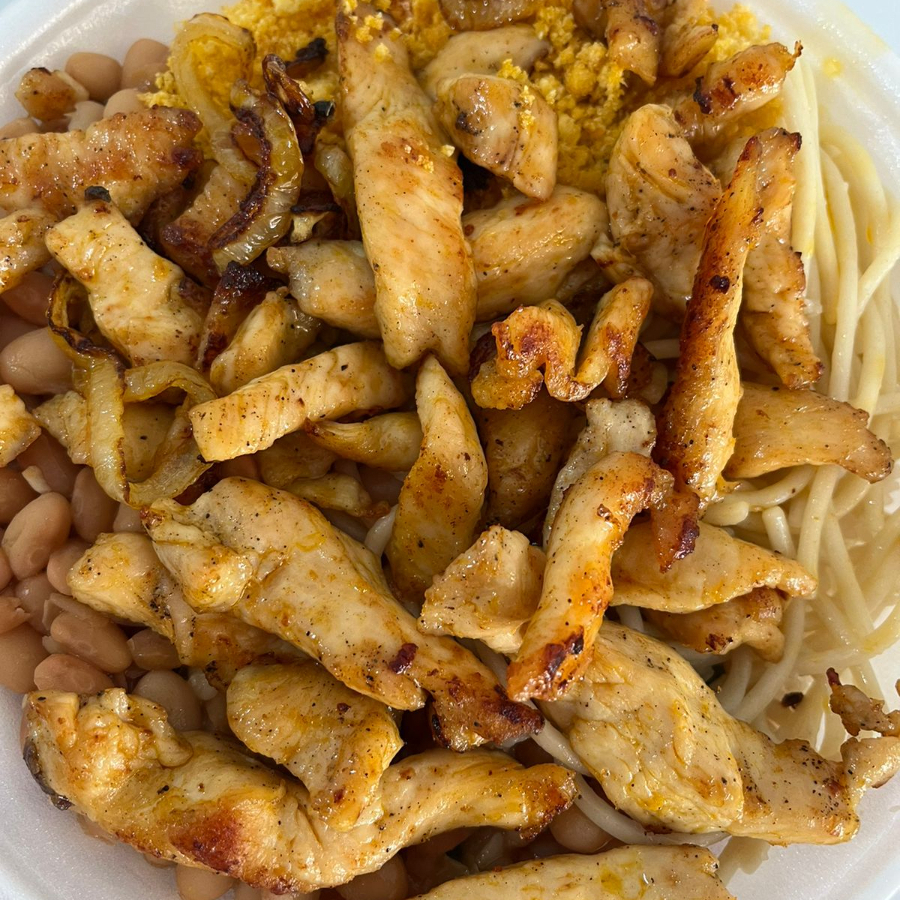 Frango em tiras com cebola dourada e tempero caseiro, servido com arroz, feijão, macarrão no alho e óleo. 💛 Leve • saboroso • completo