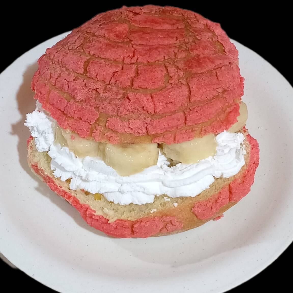 Concha Rellena de Platano y Chantilly