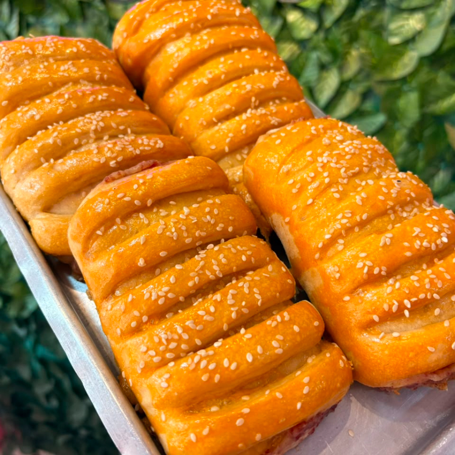 Massa fofinha com recheio de calabresa, mussarela e cream cheese