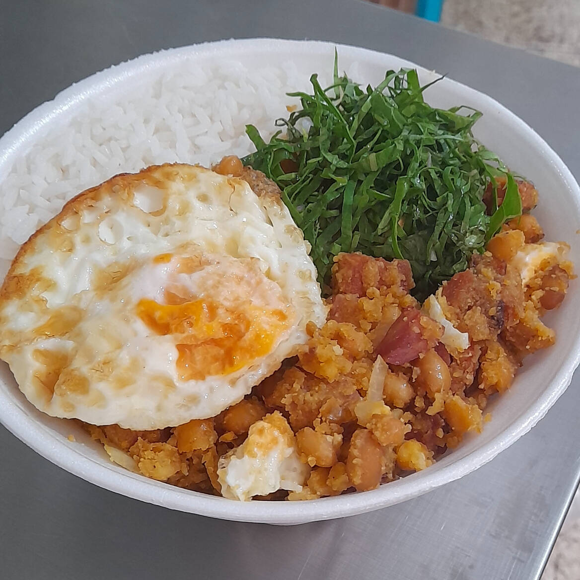 Feijão, bacon, calabresa, pernil, torresmo , couve e farinha, acompanhado com ovo frito (com arroz)