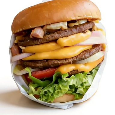 Pão, 2 hamburguers, 2 queijos, 2 presunto, 2 ovos, bacon, milho, batata palha, salada e molho.