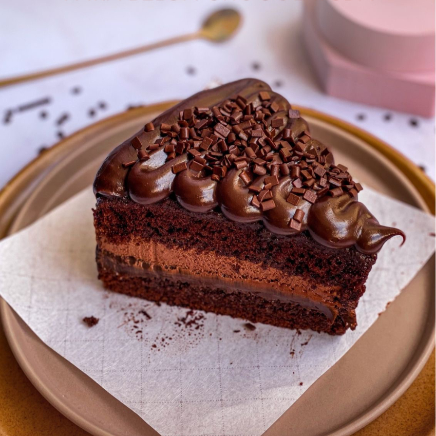 Massa de chocolate cacau black, mousse de chocolate, recheio de brigadeiro de chocolate belga e cobertura de brigadeiro. Decorada com granulé meio amargo.