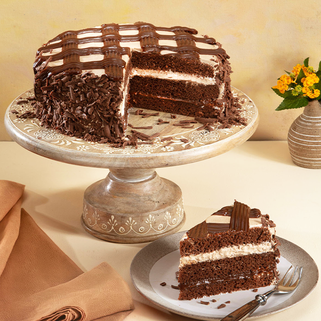 Bolo de chocolate com massa pão de ló de chocolate, com duas camadas de recheio, uma de alpino e outra de chantilly com alpino, coberto com chantilly e raspas de chocolate ao leite. Imagem meramente ilustrativa.
Bolo pequeno serve até 8 fatias.
Bolo grande serve até 16 fatias.