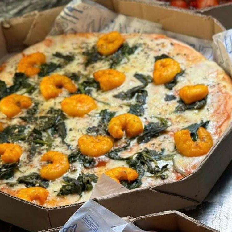 Massa Tradicional, molho caseiro, queijo Muçarela, Camarão Rosa Com Jambu