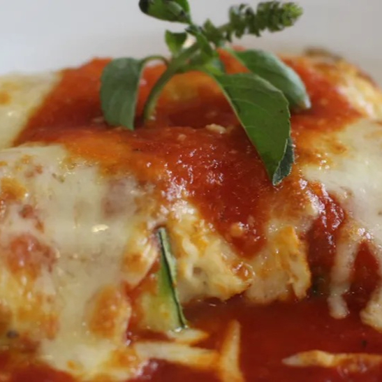 Uma deliciosa parmegiana de abobrinha, feita com nosso molho de tomate artesanal sem conservantes e queijo de altíssima qualidade. Acompanha arroz branco soltinho e batata chips super crocante. Leve, saborosa e perfeita para quem busca uma refeição marcante e vegetariana.