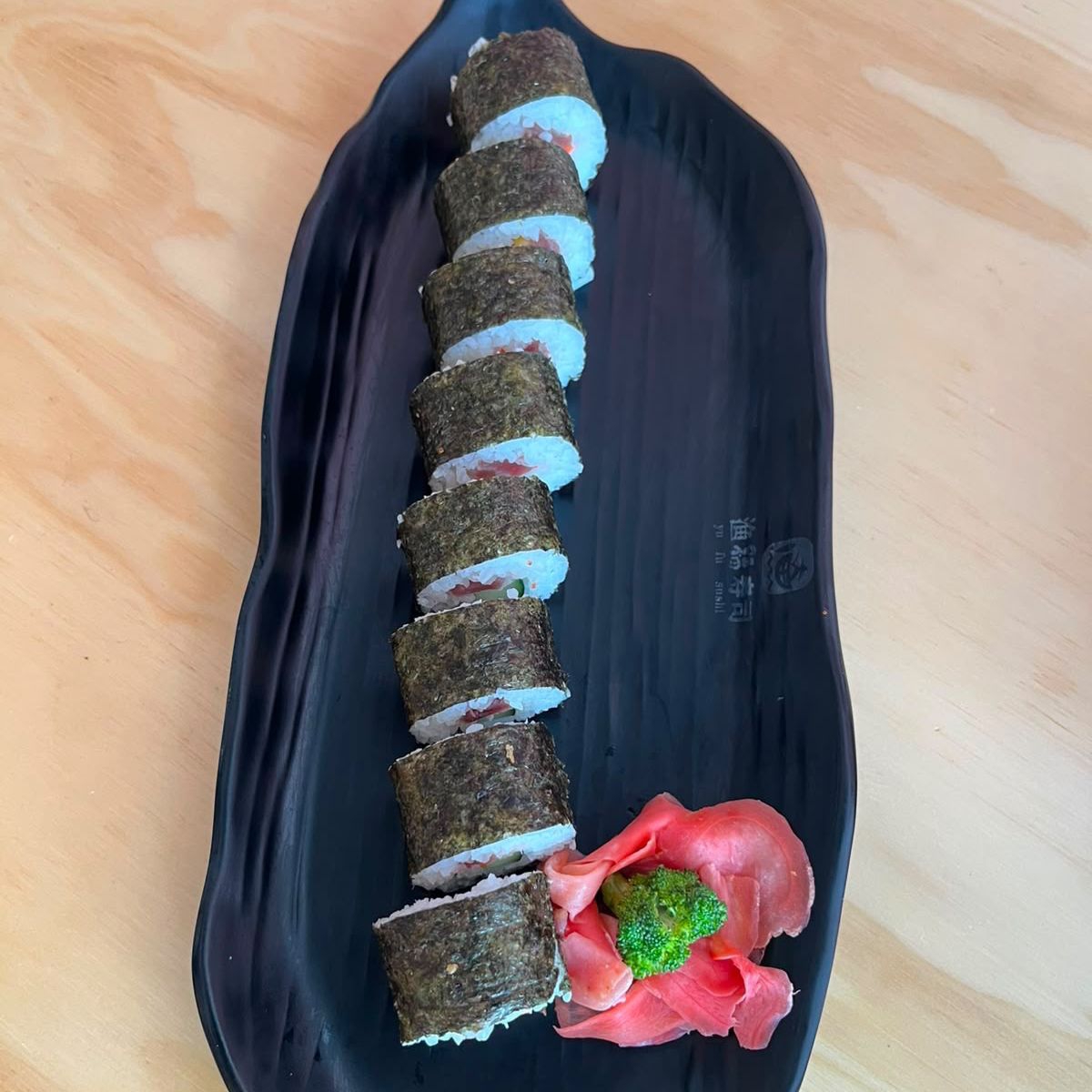 Sushi con alga relleno con pescado