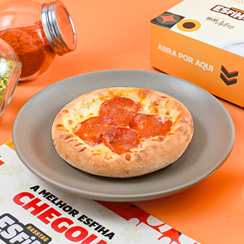Uma combinação de sabor intensa! Fatias de pepperoni picante, envoltas em uma massa crocante e macia, criando uma explosão de sabores a cada mordida. Perfeita para quem ama um toque de picância e muito sabor. Peça agora e saboreie essa delícia irresistível!