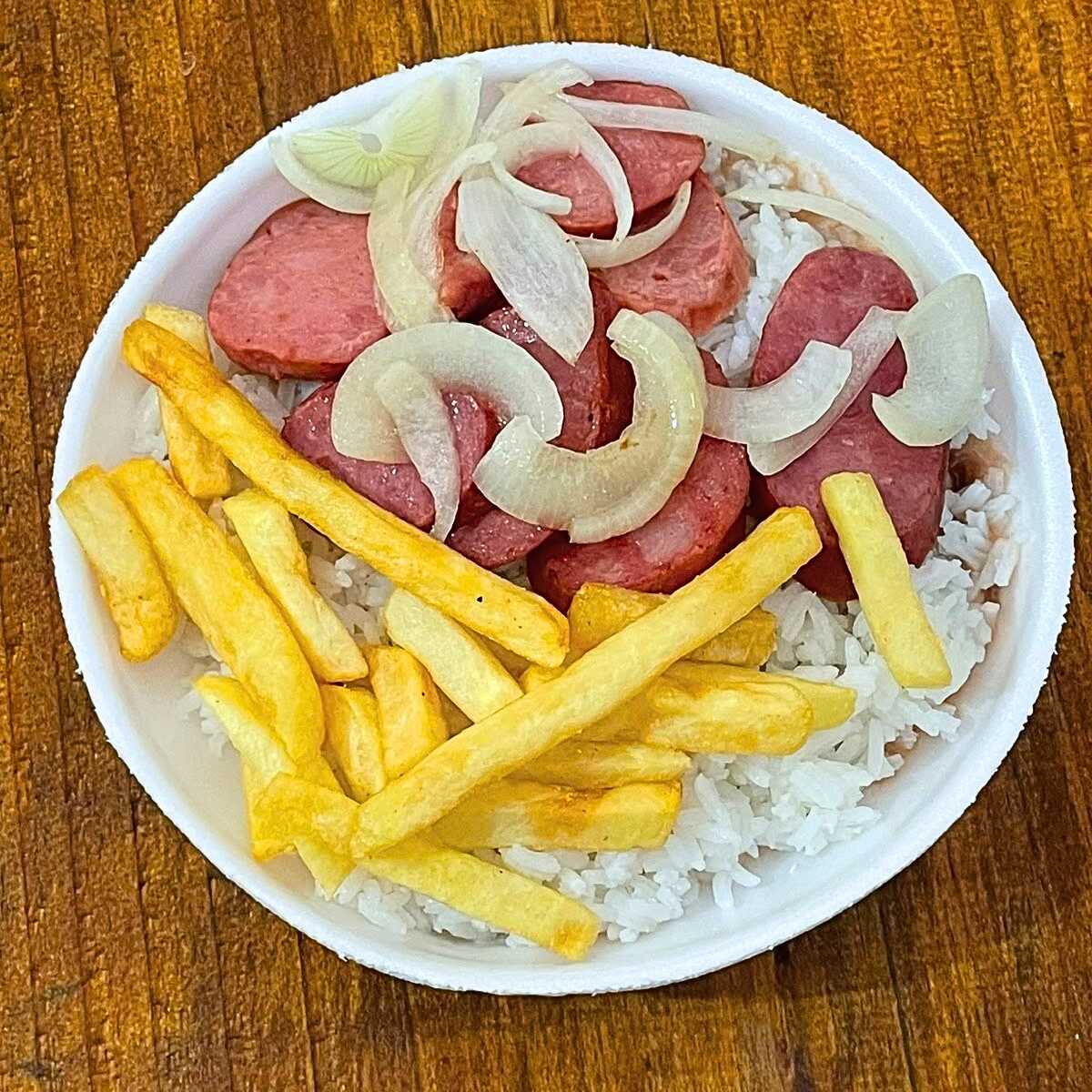 Calabressa acebolada, com arroz, feijão batata frita e uma Coca-Cola 200ml GRATIS.