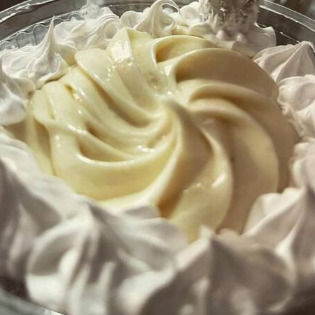 Tortinha de limão c/ base de bolacha e coberta c/ creme de limão e marshmallow.