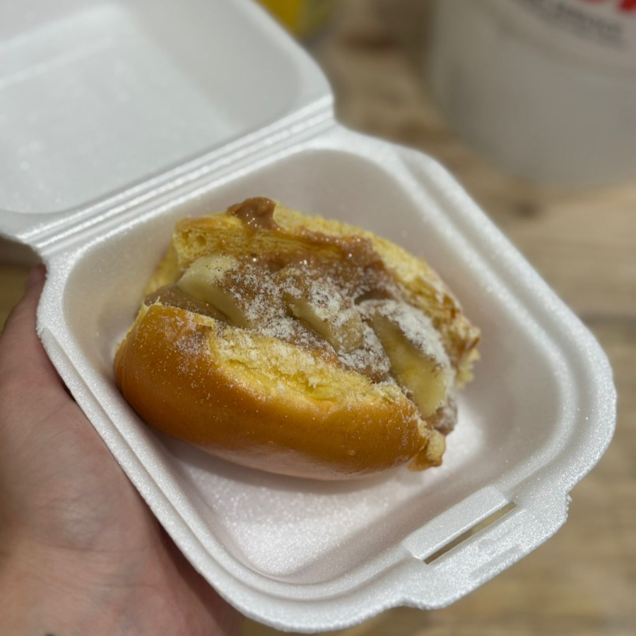 Mini pão dog, doce de leite, banana picada, canela e chantilly a parte.