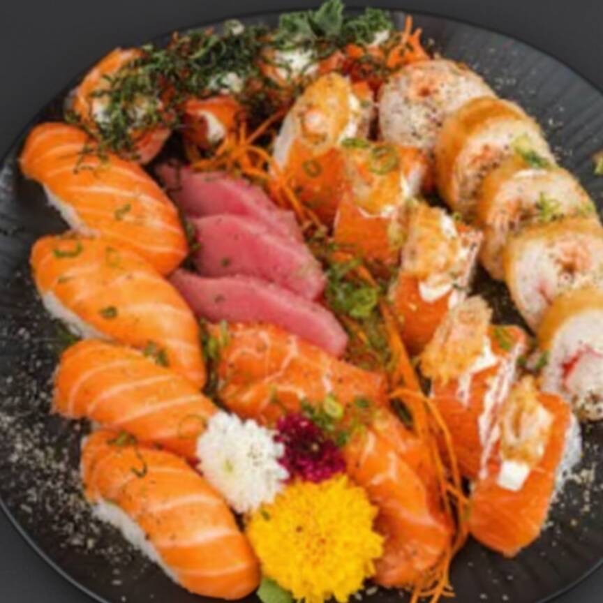 3 Laminas de salmao e 3 de atum, 4 niguiri de salmão maçaricado, 5 harumaki especial, 5 uramaki seiryu especial e 4 shakemaki.