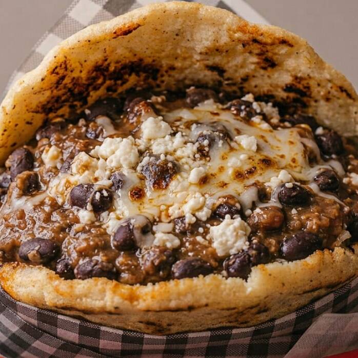 GORDITA DE FRIJOL CON QUESO