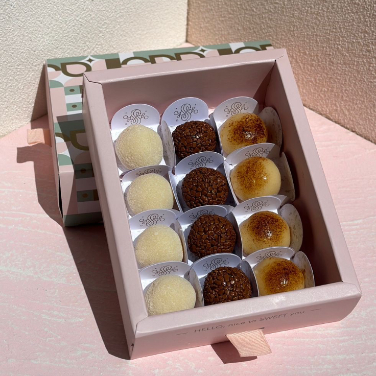 Caixa de 12 docinhos de Ninho, brigadeiro e brulée. Obs. 1: não alteramos nenhum produto ou retiramos/adicionamos ingrediente. Obs. 2: produto de consumo imediato. Obs. 3: alguns produtos podem vir com vencimento do mesmo Dia.