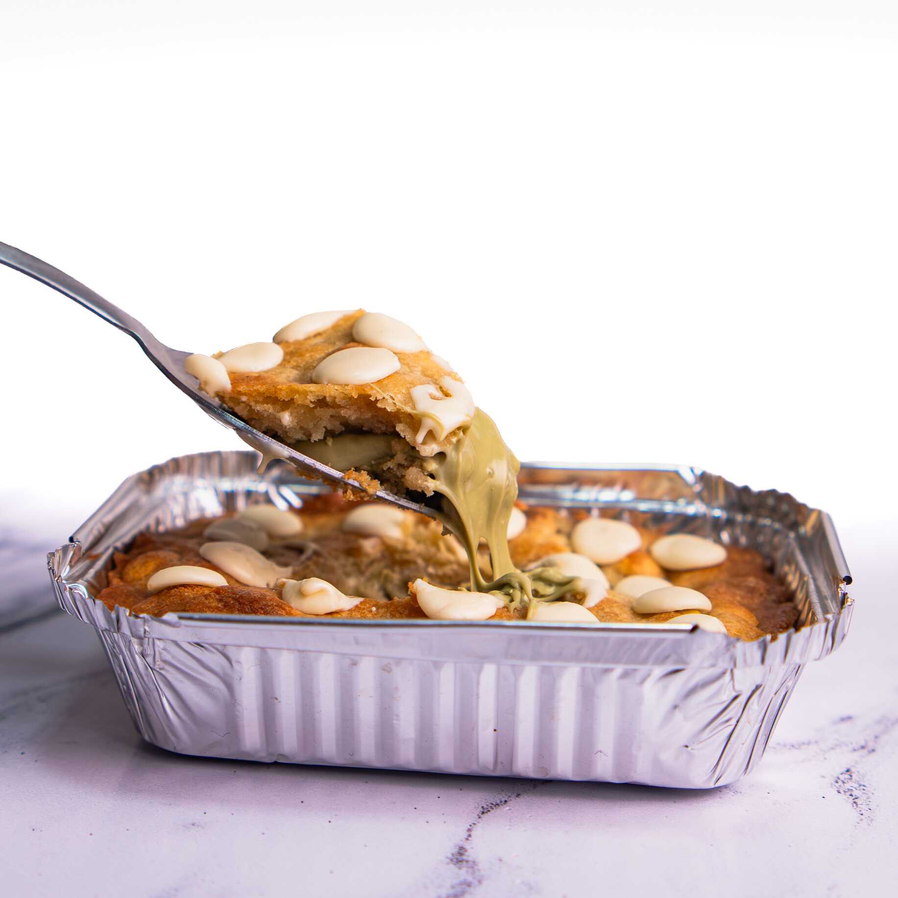 Nossa massa crocante e amanteigada, combinada com um recheio suave de creme de pistache. Uma opção que traz o sabor autêntico e sofisticado em cada pedaço.