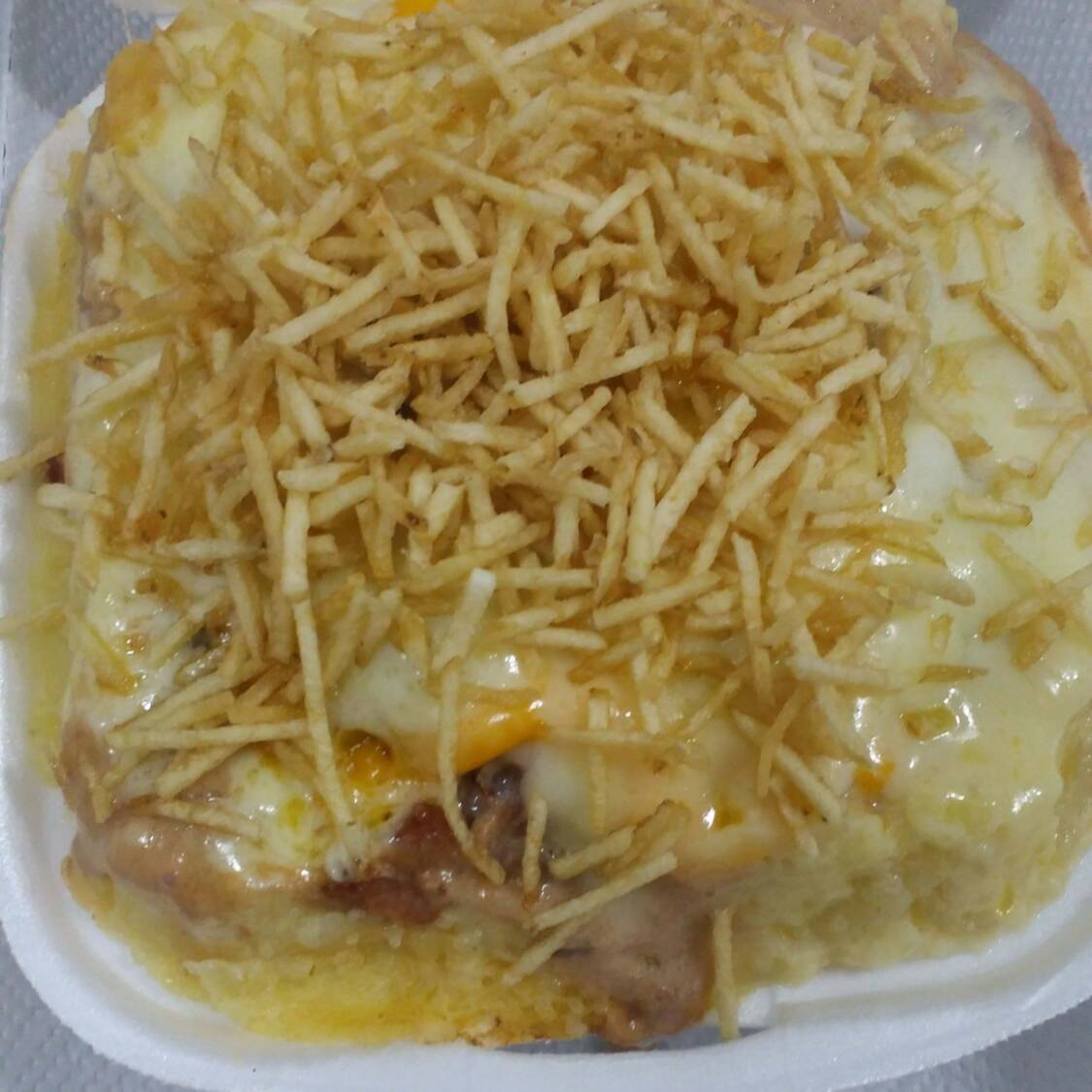 Batata recheada com requeijão cremoso, estrogonofe de carne e batata palha crocante.
