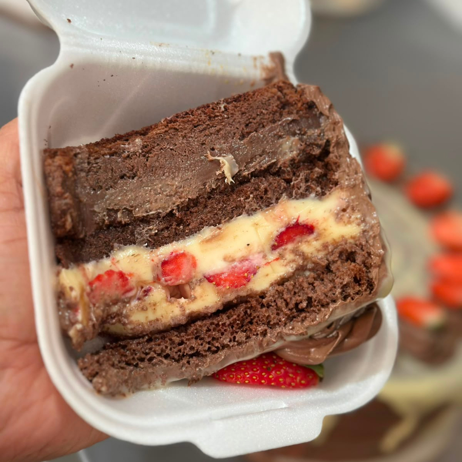 Massa de chocolate com ninho com morangos e brigadeiro