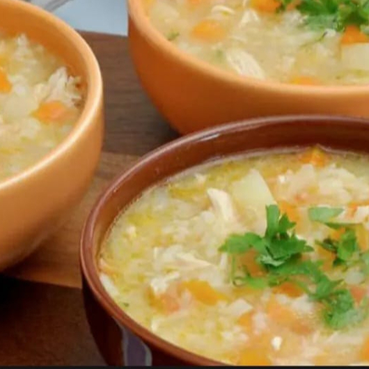 Uma das nossas campeãs de vendas e não é à toa! Nossa deliciosa canja de galinha é preparada com batatas, cenouras, frango desfiado, arroz e finalizada com cheiro verde. Hummmm... Um clássico que nunca erra, saborosa, temperadinha, com temperos fresquinhos e naturais, muito saudável e ideal para qualquer Dia de semana.