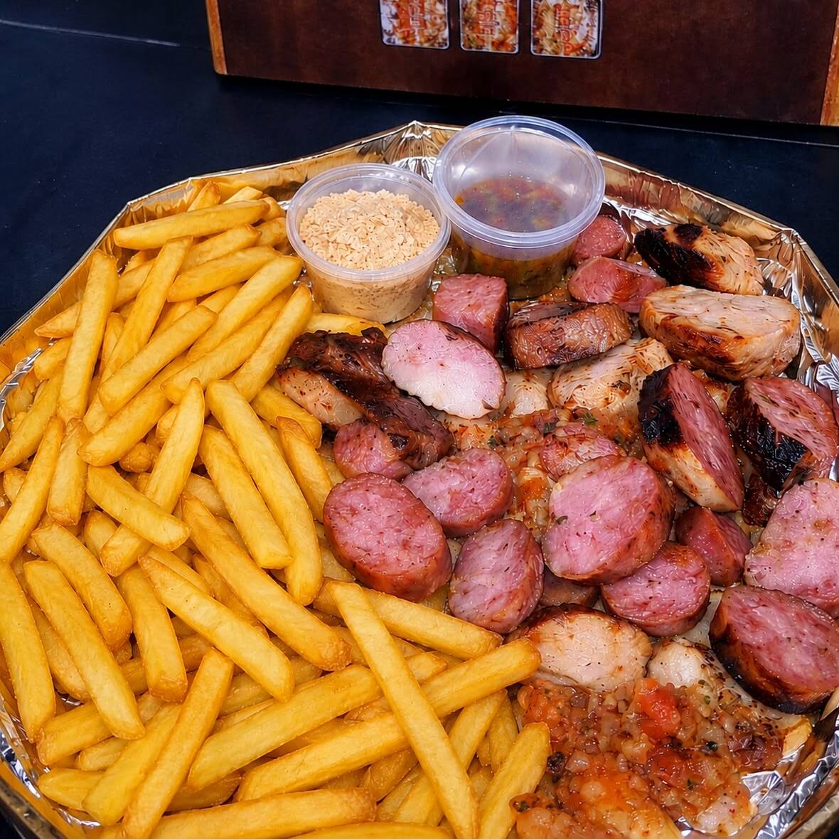 3 ESPETOS MISTOS PORÇÃO DE BATATA FRITA, VINAG E FAROFA
