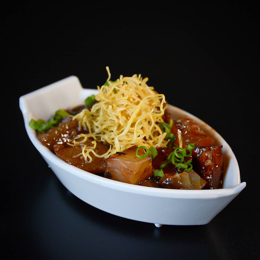 Delicadas fatias de salmão e tilápia levemente seladas, servidas com molho especial à base de shoyu e gengibre. Textura macia e sabor marcante que conquistam no primeiro pedaço.