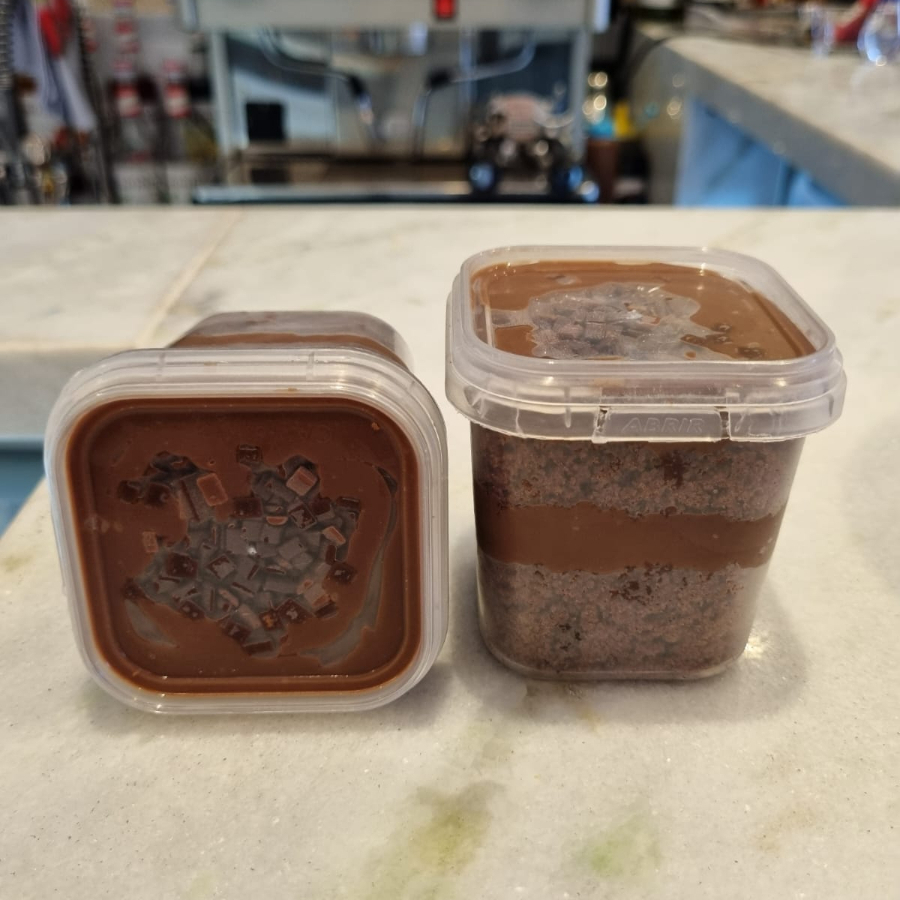 Massa de chocolate  Malhadinha recheado  com creme de chocolate  Finalizado com granule