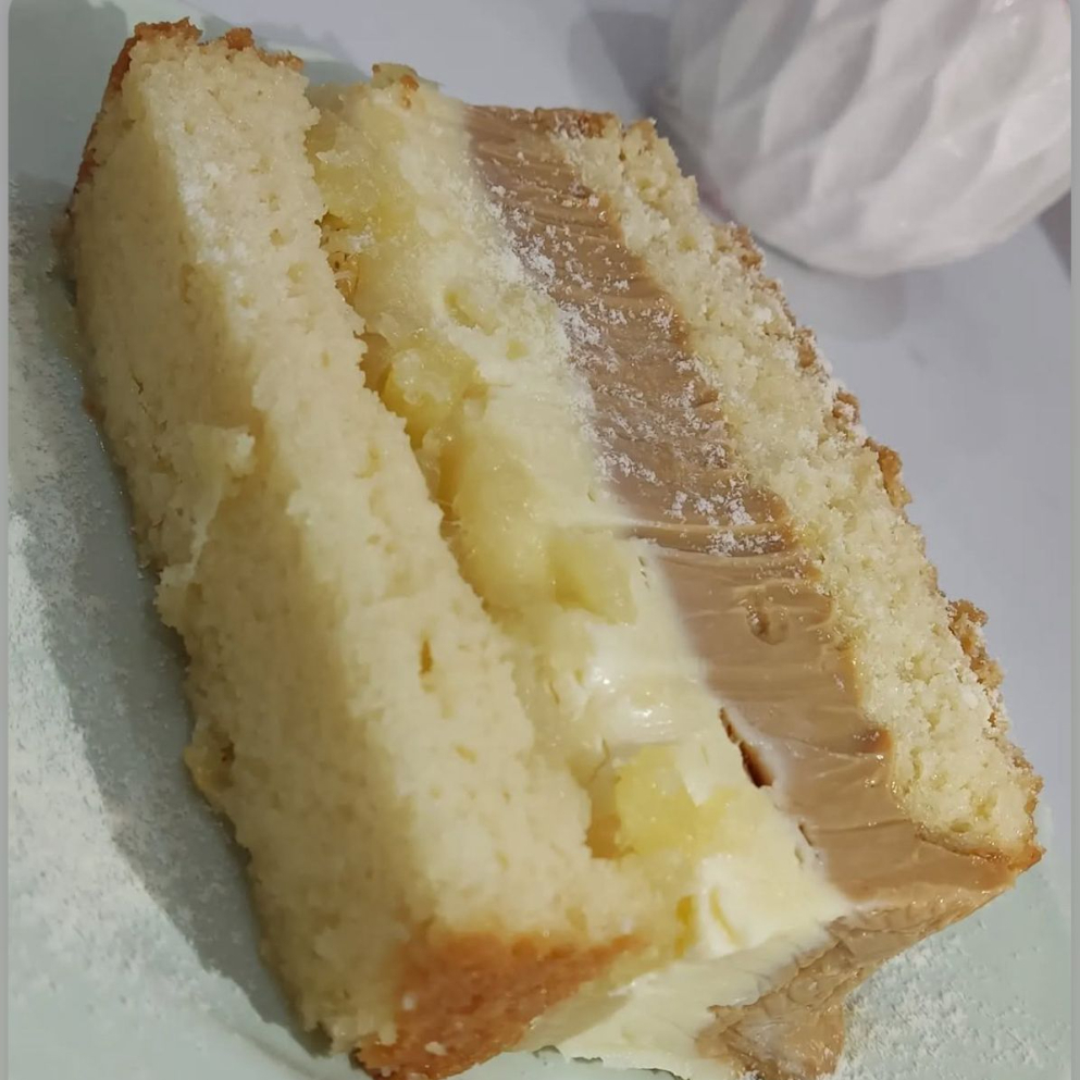 Massa branca amanteigada , contém duas camadas generosas de recheio sendo uma de ninho e a outra de doce de leite gourmet artesanal .