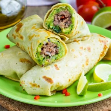 Tortilla de trigo recheada com frango desfiado e levemente temperados com especiarias, guacamole, alface americana e queijo.