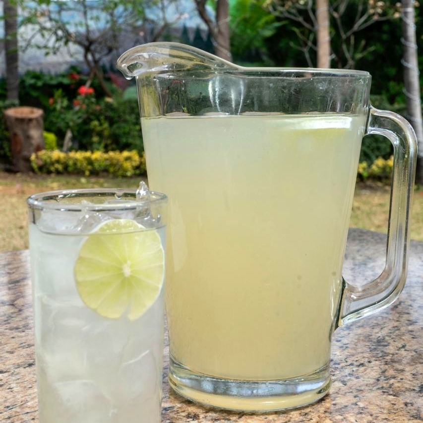 Agua de Limón con Hierbabuena