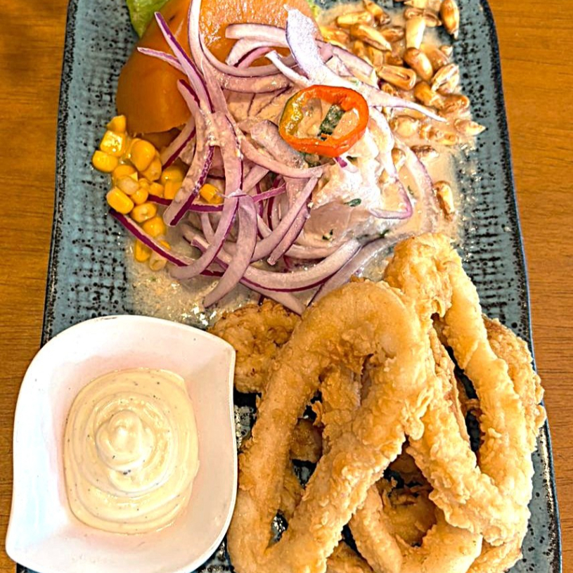 Ceviche e anéis de lula frita. Acompanha molho de maionese da casa