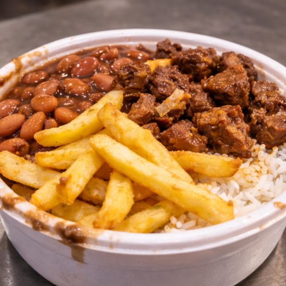 Marmita econômica com arroz, feijão, batata frita e carne + açaí 300ml com complemento. Almoço completo com sobremesa.