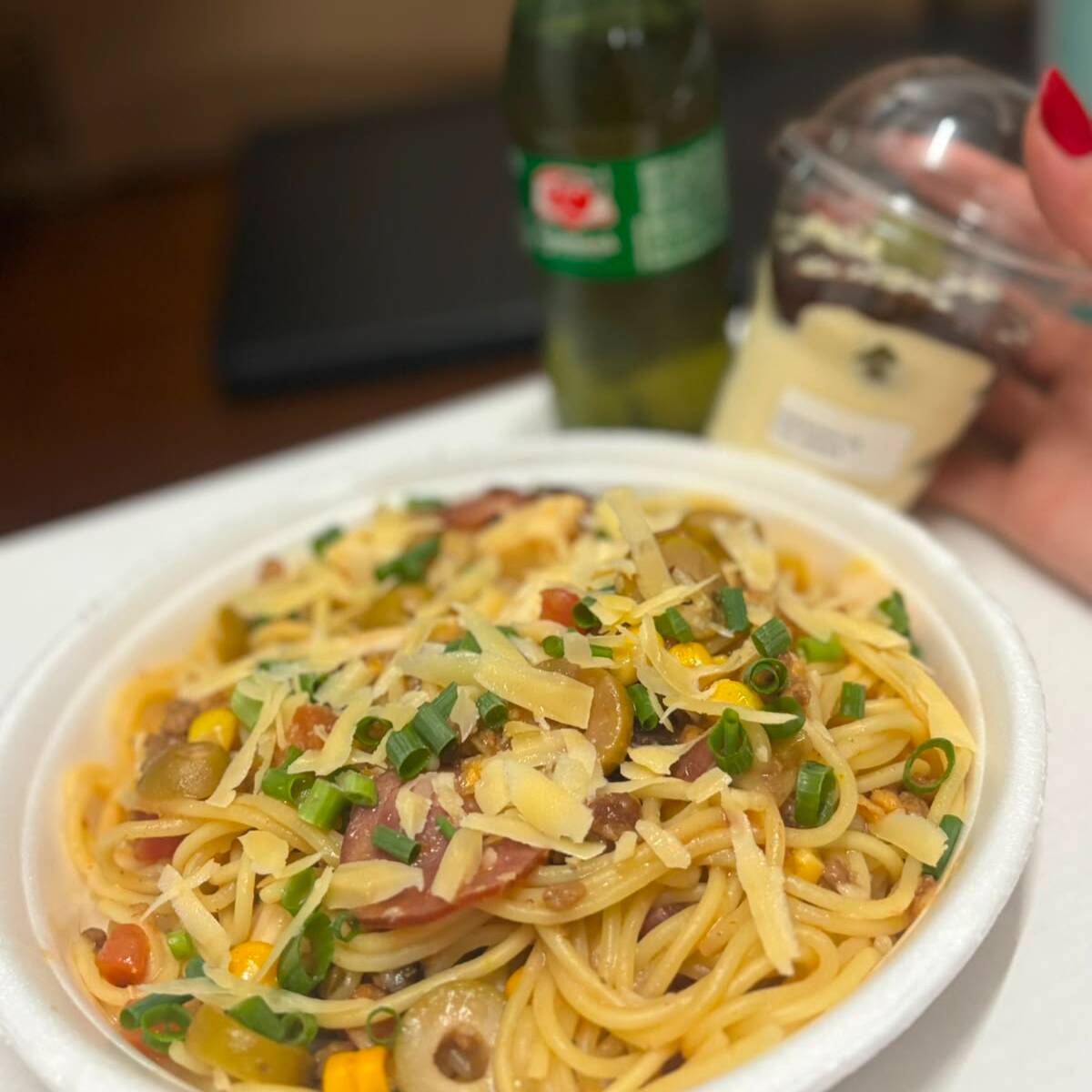 Macarrão montado+ refrigerante de 200ml+ sobremesa