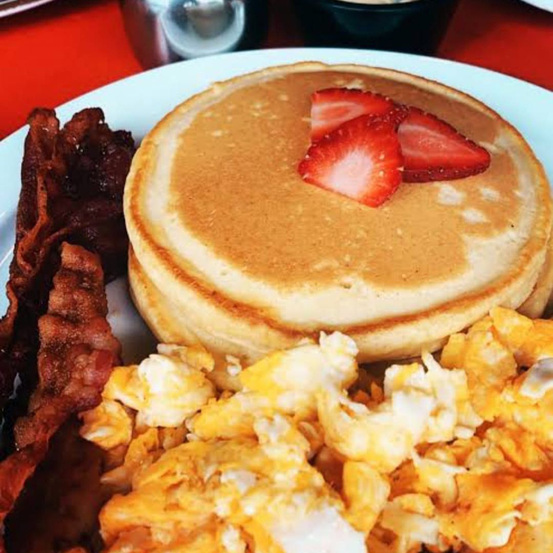 Hot Cakes con Huevo Revuelto ,Tocino y Caffe