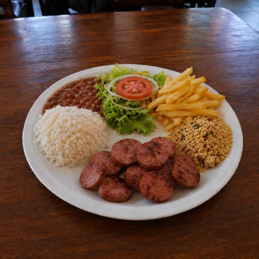 Acompanha: arroz, feijão, salada, batata frita e farofa.