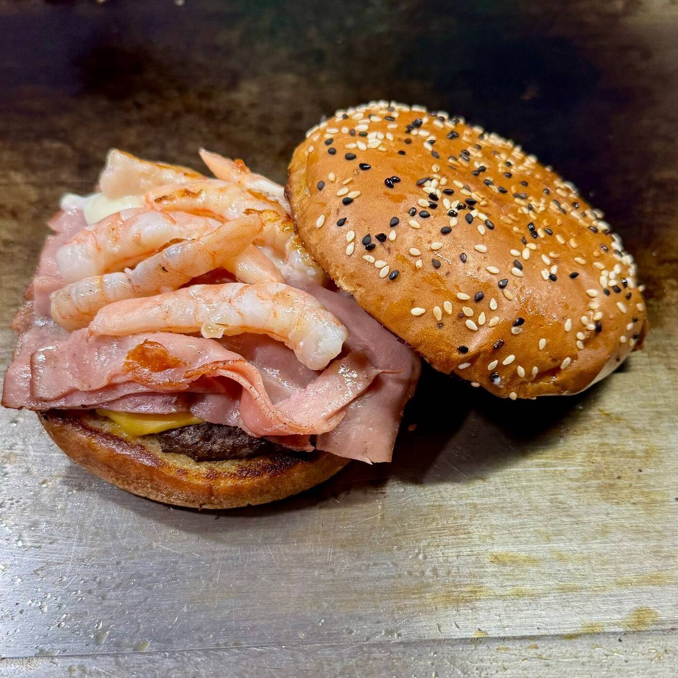 Hamburguesa Mar y Tierra con Papas