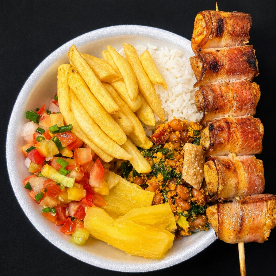 Arroz, feijão tropeiro ou caldo, vinagrete, mandioca, batata frita.