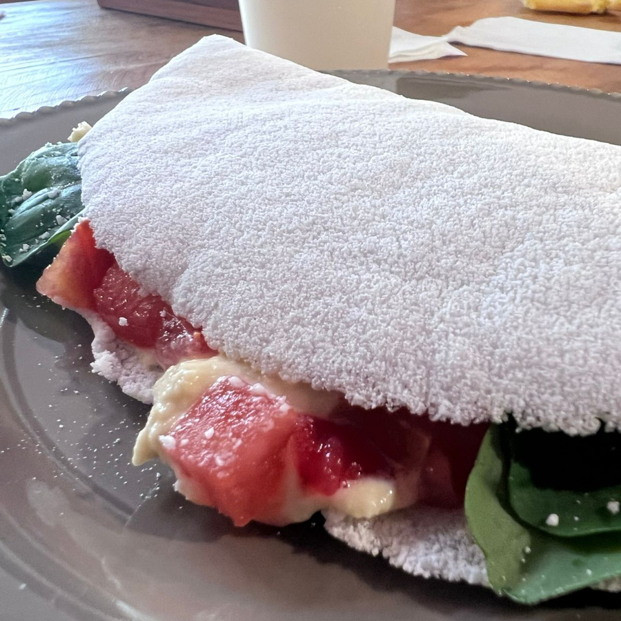 Tapioca com queijo minas da região, rúcula, tomate seco e orégano.
