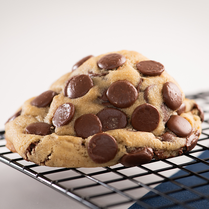 Massa tradicional, gotas de chocolate nobre meio amargo e recheio de Nutella.