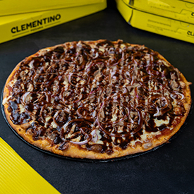 Molho de tomate especial da casa, queijo mussarela, delicioso pernil suíno desfiado, cebola roxa e molho barbecue.