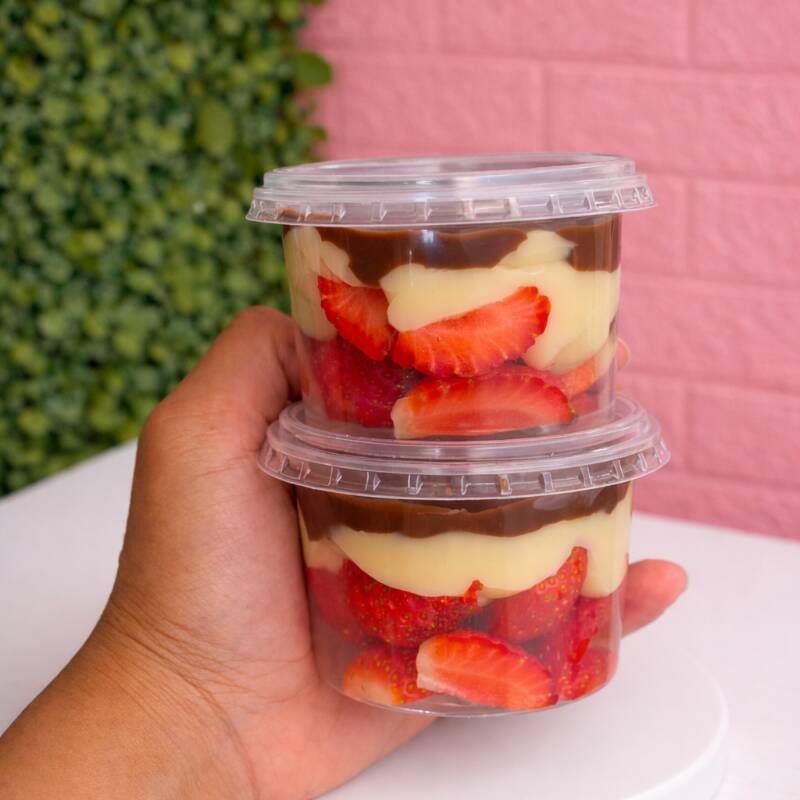 A sobremesa perfeita para o calor! Leve, refrescante e super cremosa, nosso copinho de morango combina morangos fresquinhos com brigadeiro branco e chocolate, trazendo aquele equilíbrio perfeito entre doce e frescor. É a escolha ideal para se refrescar nesse verão e deixar seu dia ainda mais gostoso! Peso final aproximado: 100g a 120g