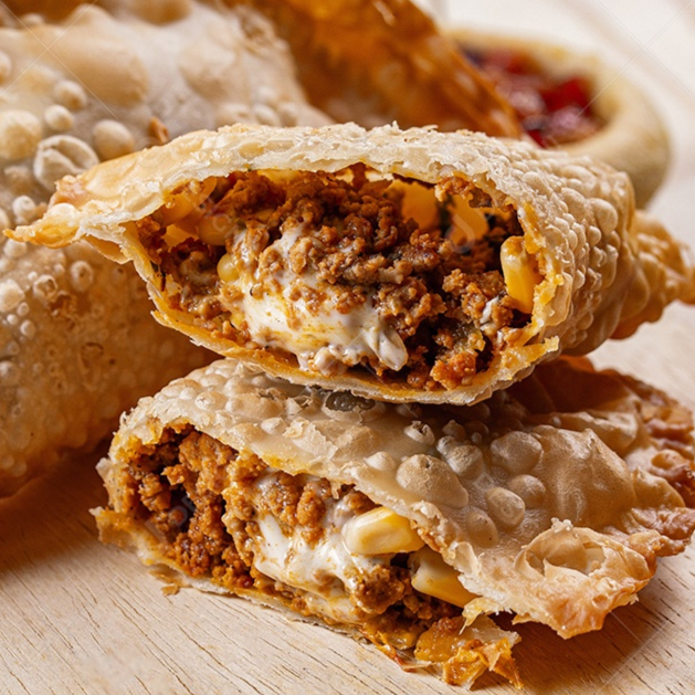 Carne moida temperada e bastante queijo mussarela