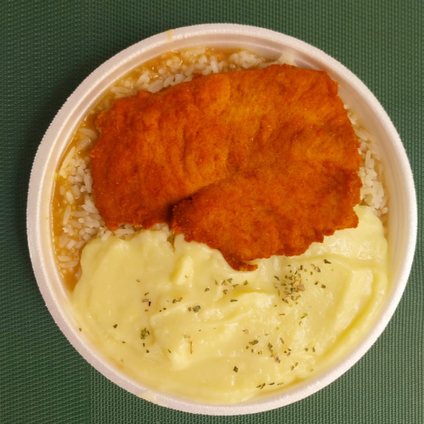 Marmita com filé de frango empanado, acompanhado de arroz branco, feijão e purê de batatas inglesas. Marmita indicada para 01 pessoa. Aproximadamente 500g
