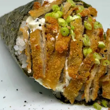 Cone de arroz recheado com cream cheese, skin gergelim e cebolinha fazem a combinação perfeita desse delicioso temaki.