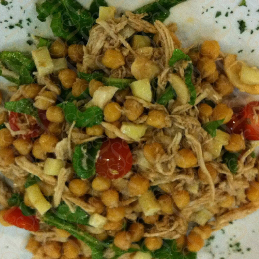 Salada de grão de bico com peito de frango desfiado, tomate, cebola, salsinha e azeitonas.