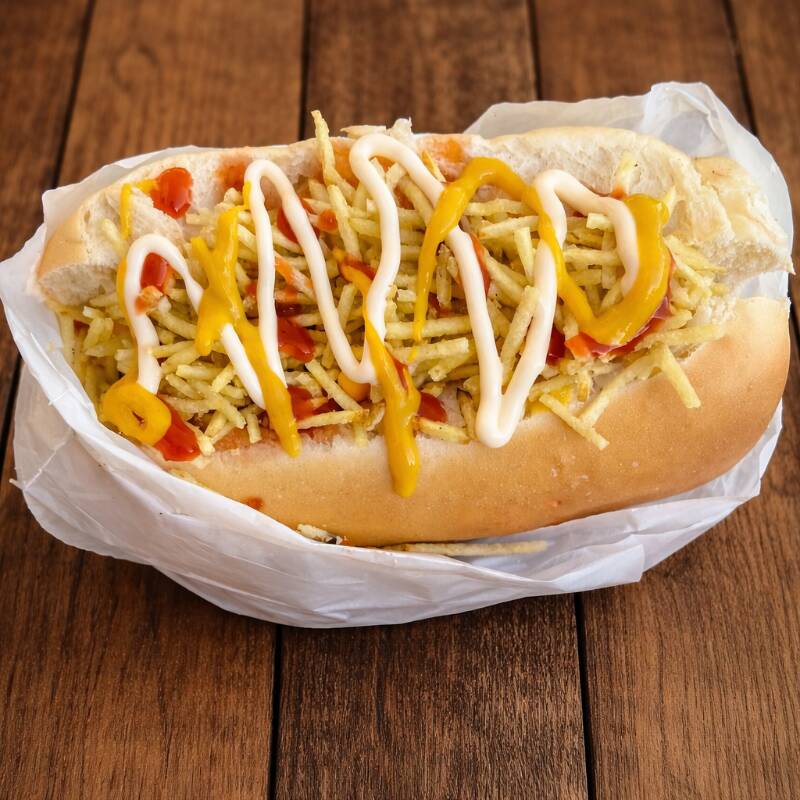 Pão de hot dog, 1 salsicha, milho, ketchup, mostarda, batata palha e molho especial.