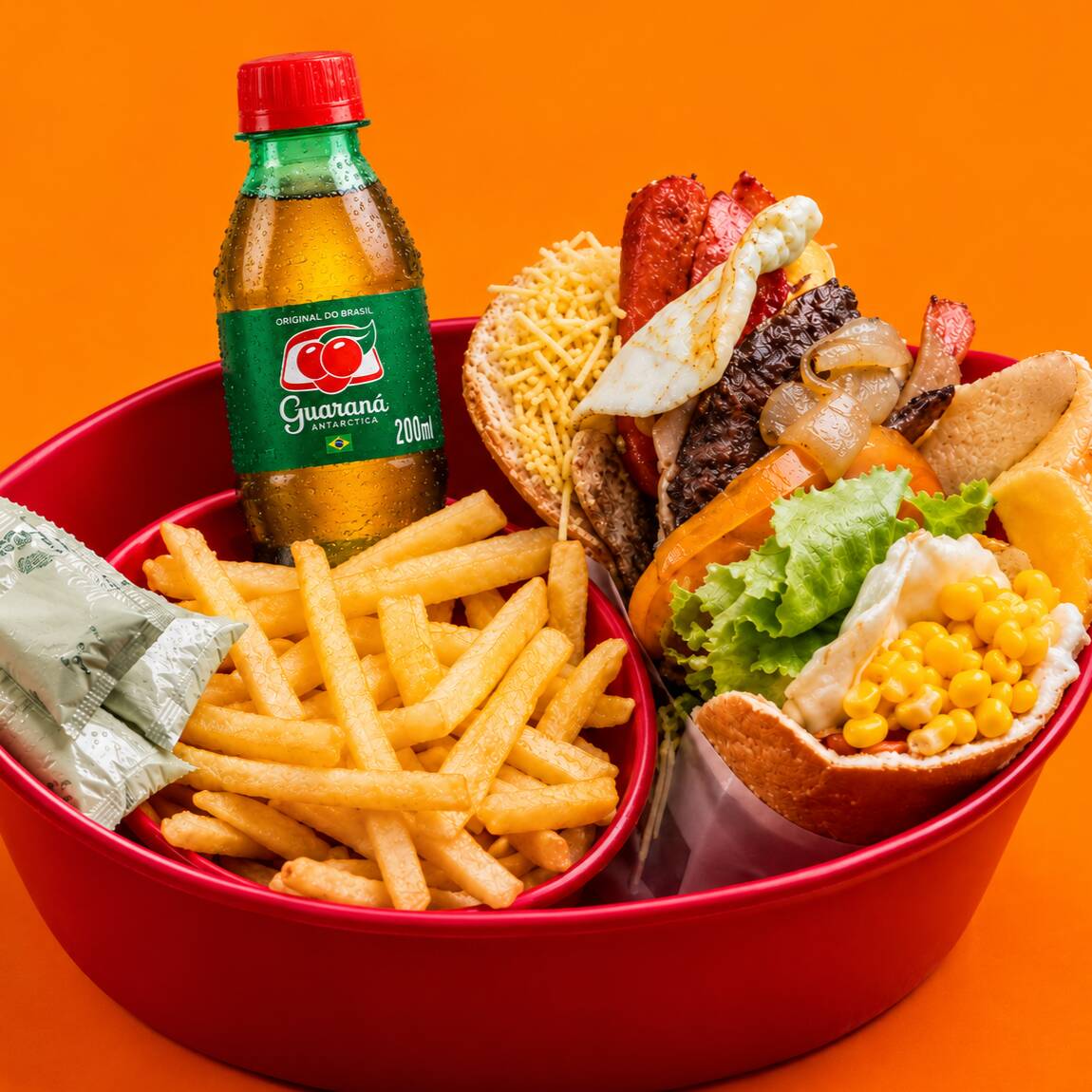 Aproveite uma combinação irresistível de muçarela, presunto, salsicha, bacon, ovo, alface, tomate, batata palha e milho, sanduiche da Pit Dog Tradicional Goiano!
Acompanha um refri 200ml e Porção de Fritas
